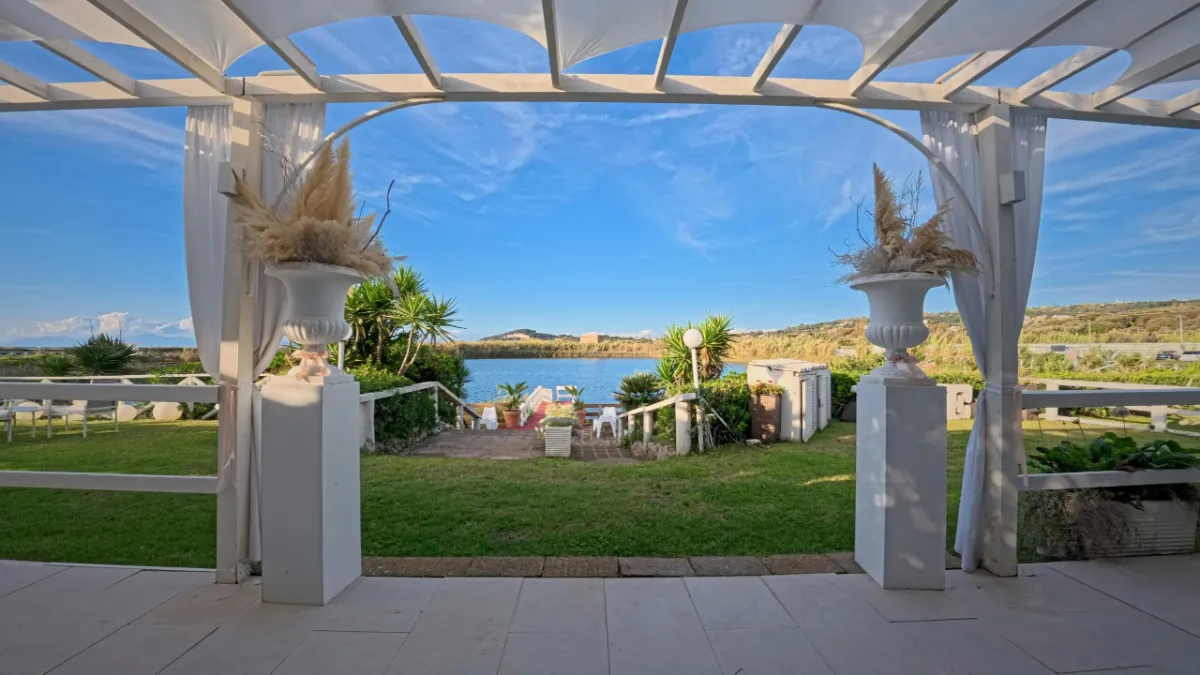 Papel Beach, gazebo bianco sul lago