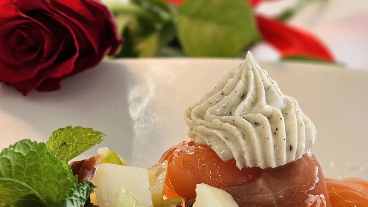 Dessert con crema e frutta