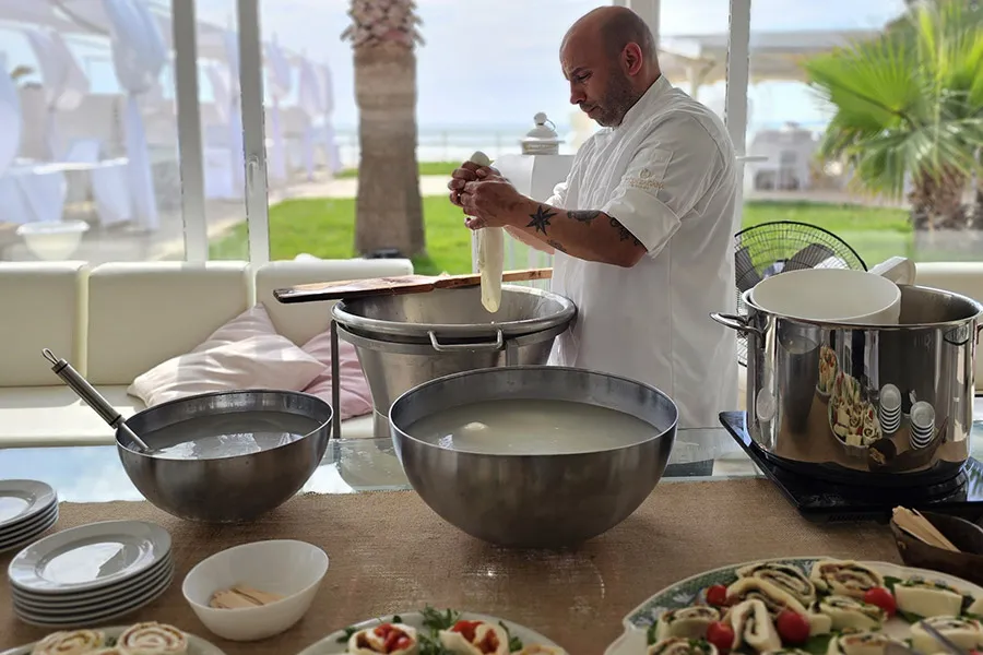 Chef al lavoro nella cucina espressa