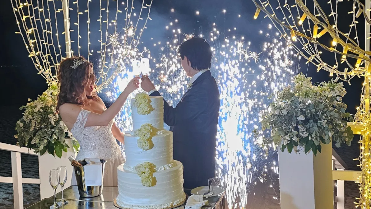 Taglio della torta nuziale con fontane scenografiche