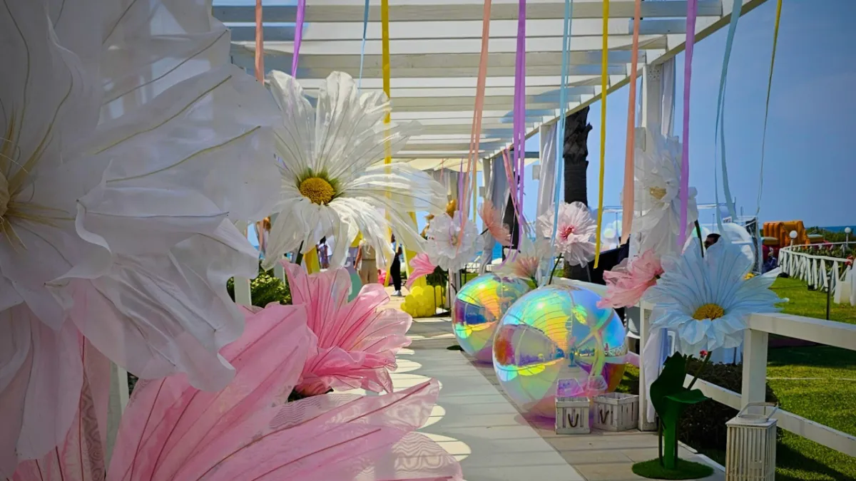 Allestimento colorato con piume e fiori per una festa