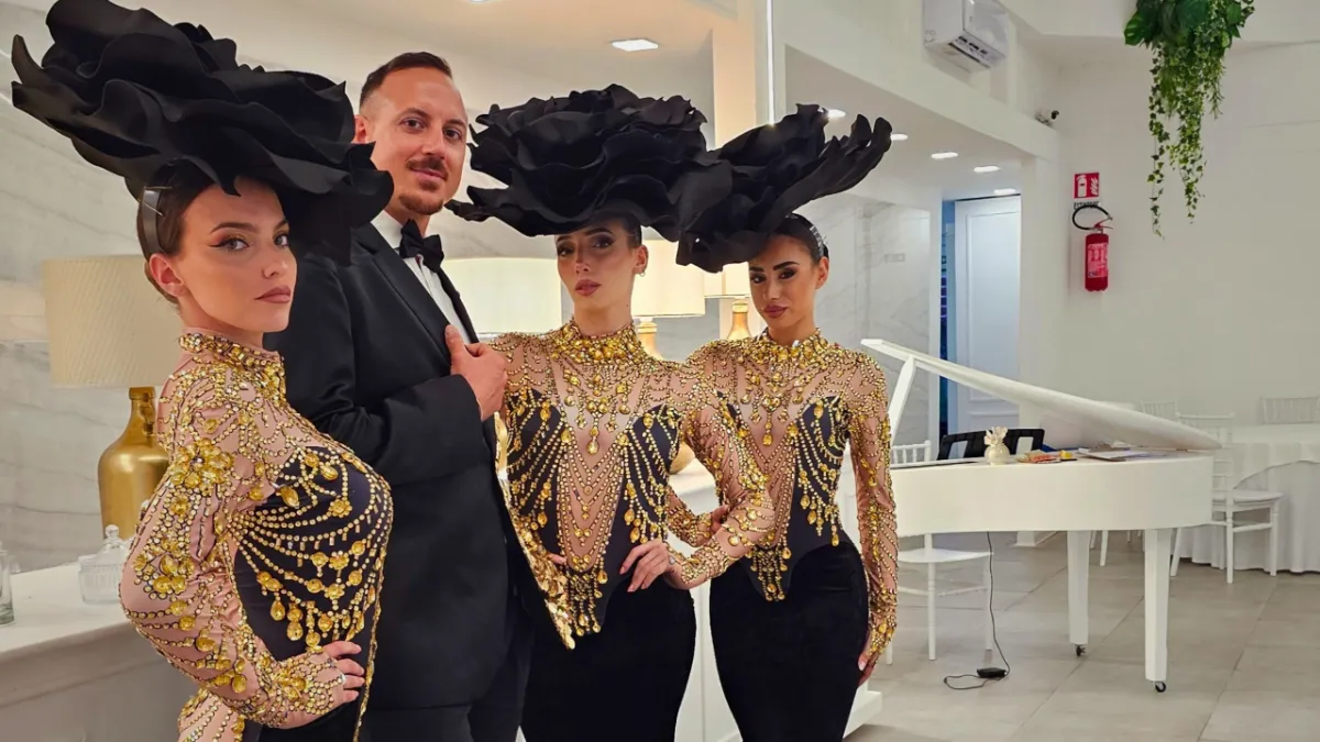 Animazione in costume con cappelli piumati durante un evento