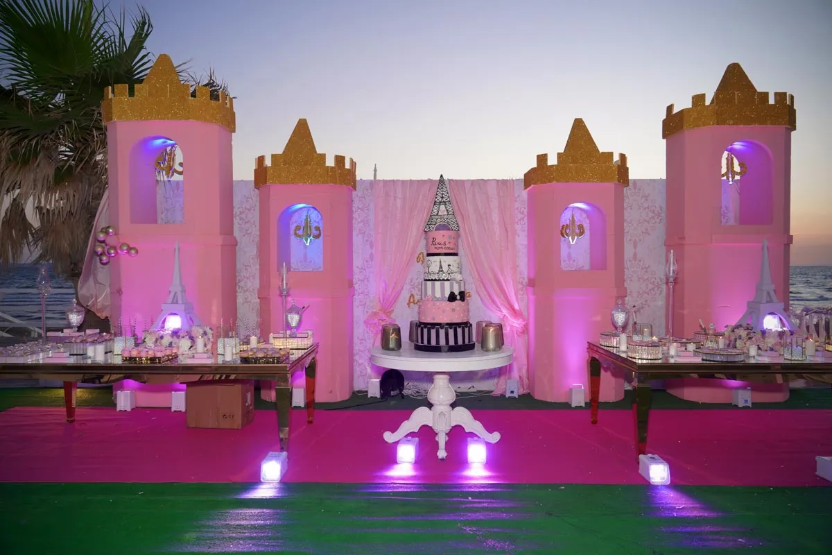 Scenografia a castello rosa illuminata per una festa