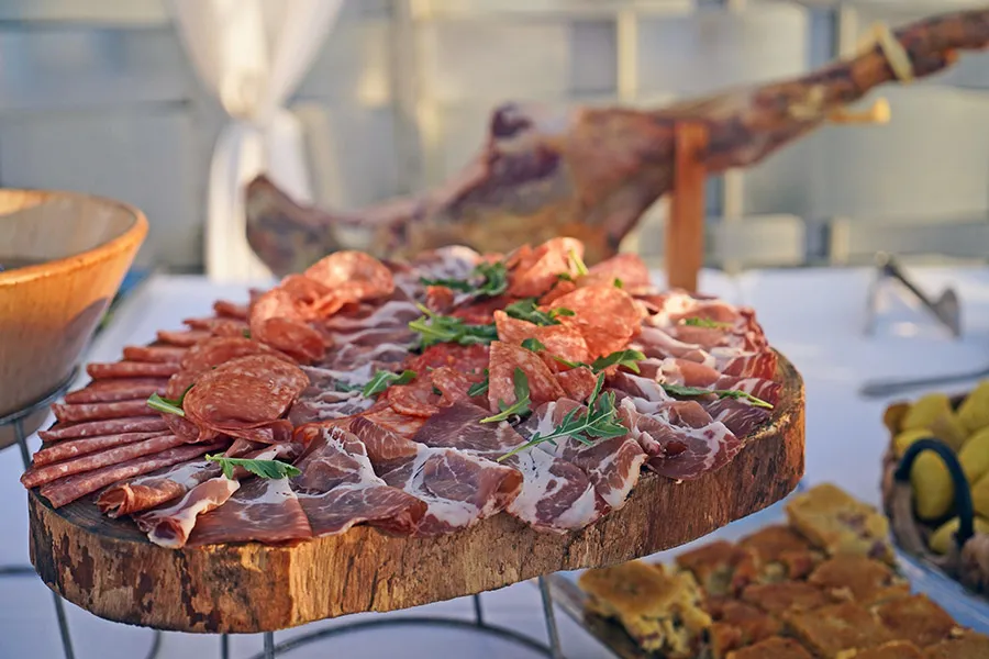 Taglio del prosciutto al buffet