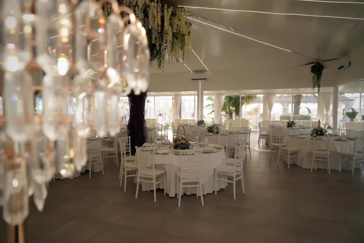 Sala con lampadari di cristallo allestita per un ricevimento
