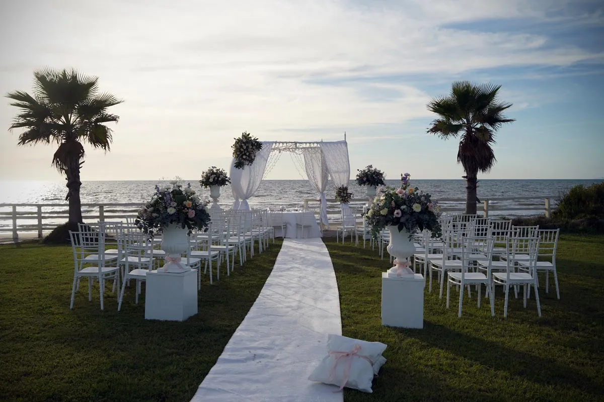 Allestimento per rito nuziale all'aperto sul mare al tramonto