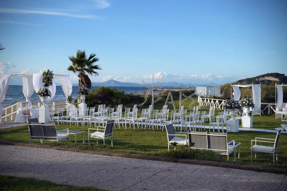 Giardino allestito per un evento con vista mare
