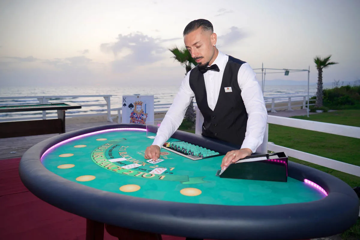 Croupier al tavolo da blackjack in una serata a tema casinò