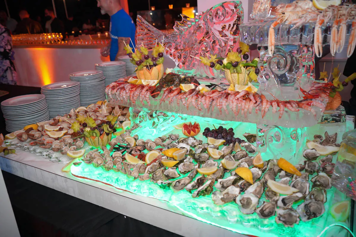 Buffet di crudi di mare illuminato
