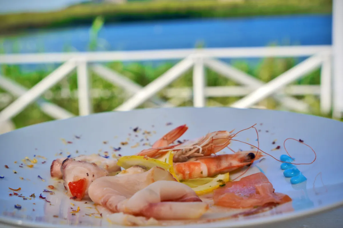 Antipasto di gamberi impiattato con vista mare