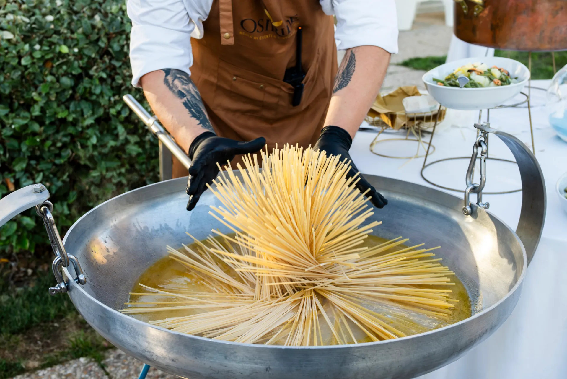 Spaghetti saltati in padella dalla cucina espressa