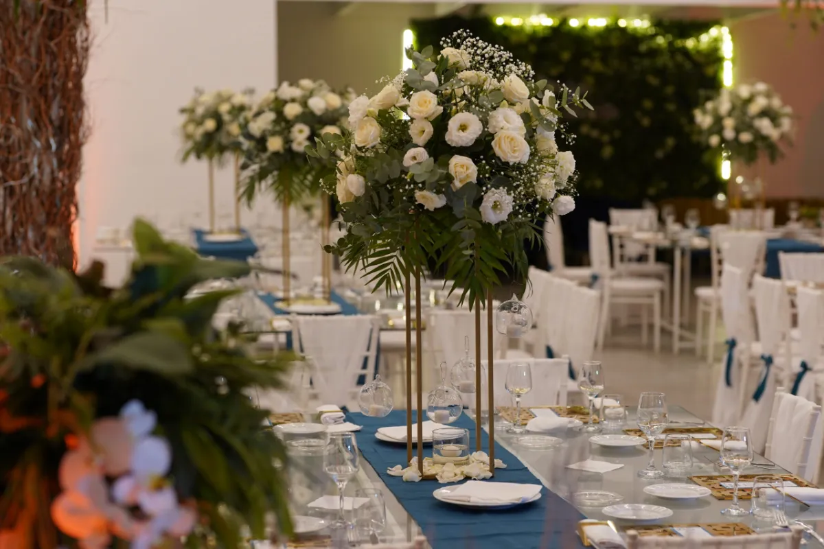 Tavoli con alti centrotavola di fiori bianchi