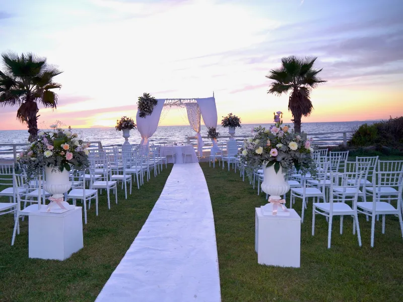 Navata con fiori bianchi per un matrimonio sul mare